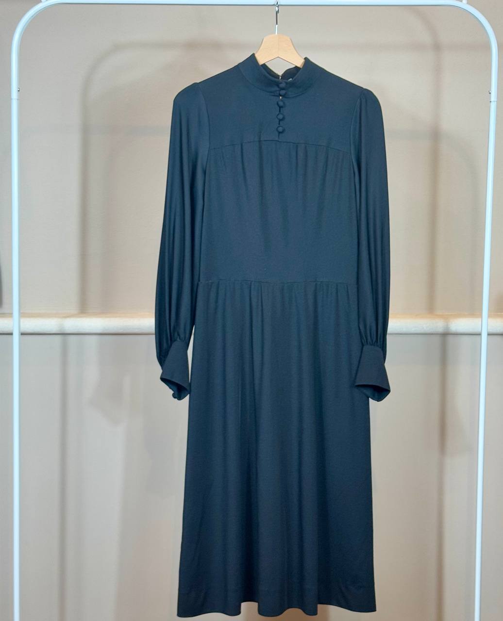 vestito nero con bottoncini