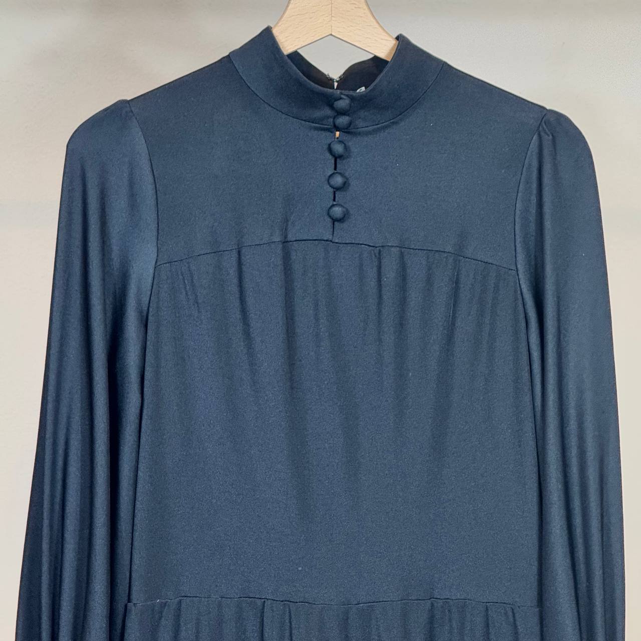 vestito nero con bottoncini