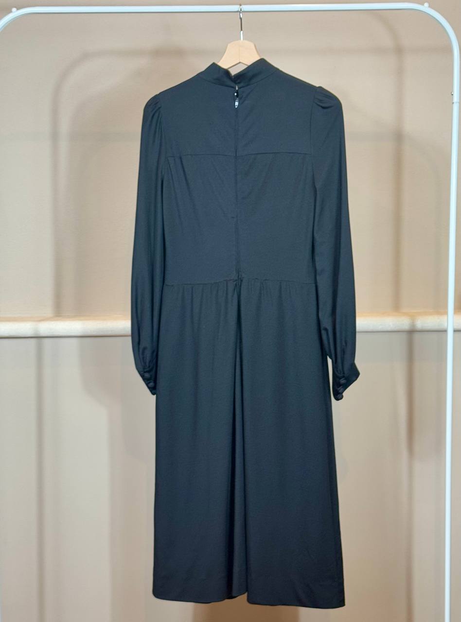 vestito nero con bottoncini